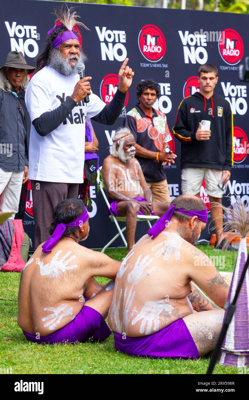 Sydney, Australie. 23 septembre 2023. Les Australiens soutiennent le « non ! » Votez au référendum Voice to Parliament Rassemblez-vous lors d'un rassemblement à Hyde Park. Photo : Bruce 'Uncle Bruce' Shillingsworth SNR s'adresse à la foule. Crédit : Robert Wallace / Wallace Media Network / Alamy Live News Banque D'Images