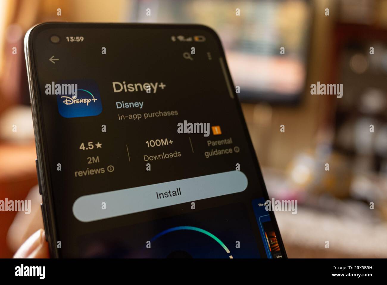 Madrid, Espagne : 09 11 2023 : personne utilisant l'application Disney + dans le salon à la maison Banque D'Images