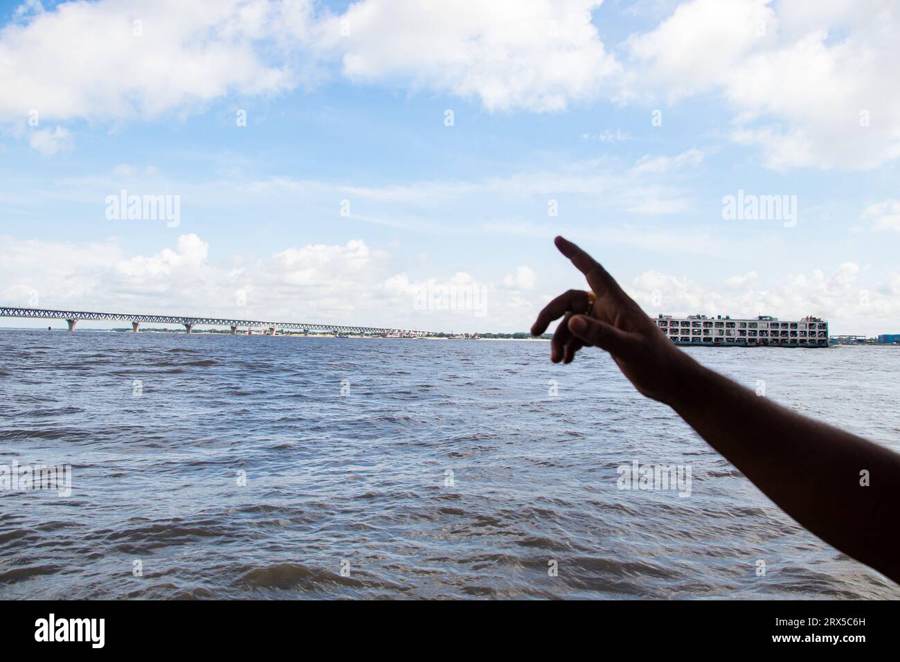 Padma Bridge exclusive image 4k sous le beau ciel nuageux de Padma River, Bangladesh Banque D'Images