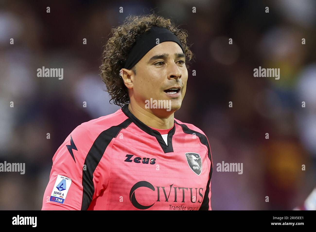 Salerne, Italie. 22 septembre 2023. Le gardien mexicain de Salernitana Guillermo Ochoa regarde lors du match de football Serie A entre Unione Sportiva Salernitana et Frosinone Calcio au stade Arechi de Salerne le 22 septembre 2023. Crédit : Agence photo indépendante/Alamy Live News Banque D'Images