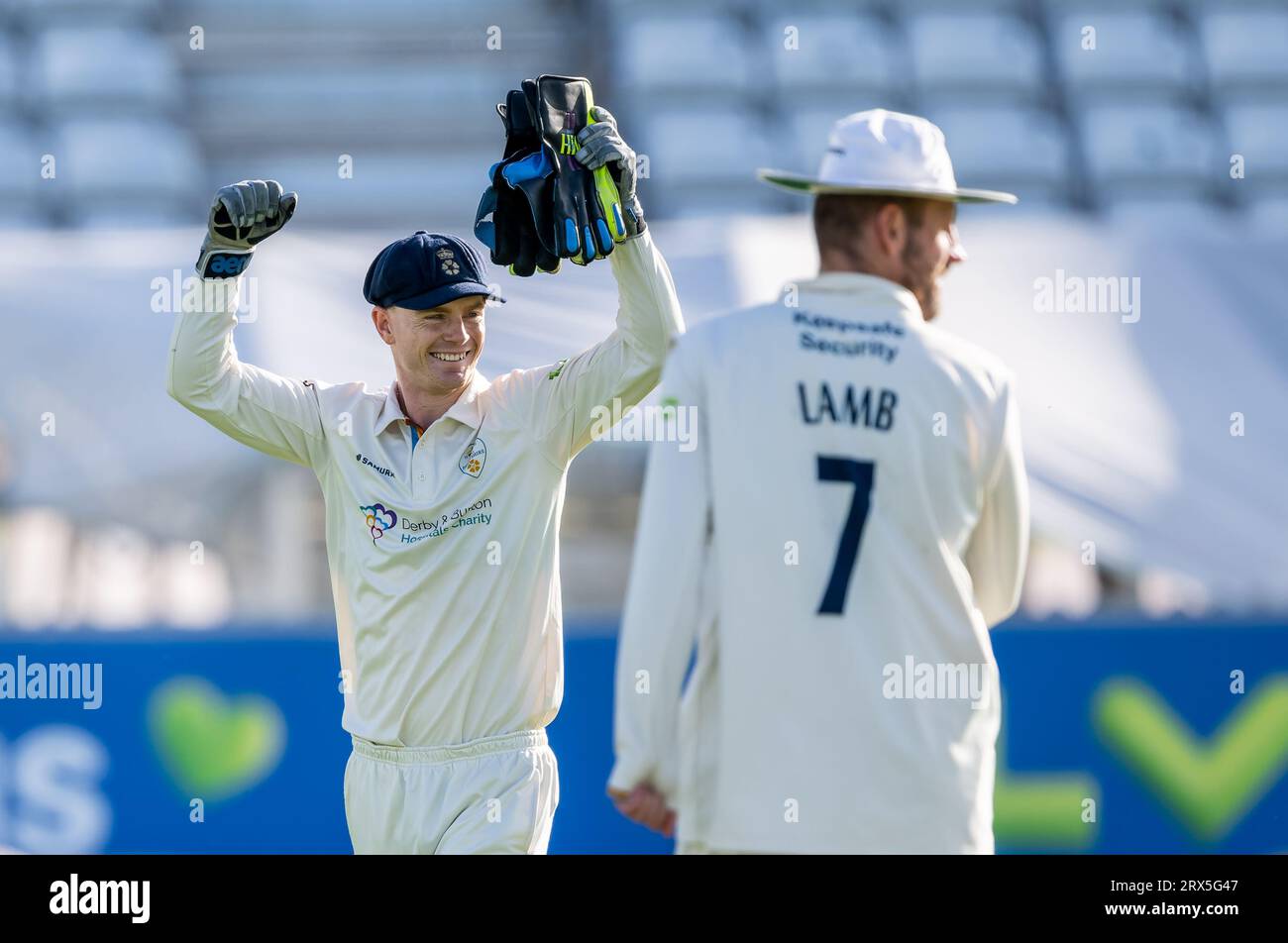 Le gardien du Derbyshire, Brooke Guest, célèbre sa 7e prise en manches lors d'un match de championnat du comté de 4 jours contre Sussex Banque D'Images