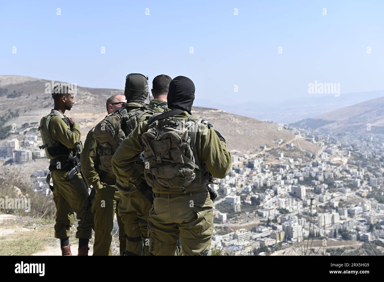 Nabulus, Zapadni Breh Jordanu. 05 septembre 2023. Soldats israéliens à un guet au-dessus de la ville palestinienne de Naplouse (Cisjordanie) le 5 septembre 2023. Crédit : Naegele Eliska/CTK photo/Alamy Live News Banque D'Images