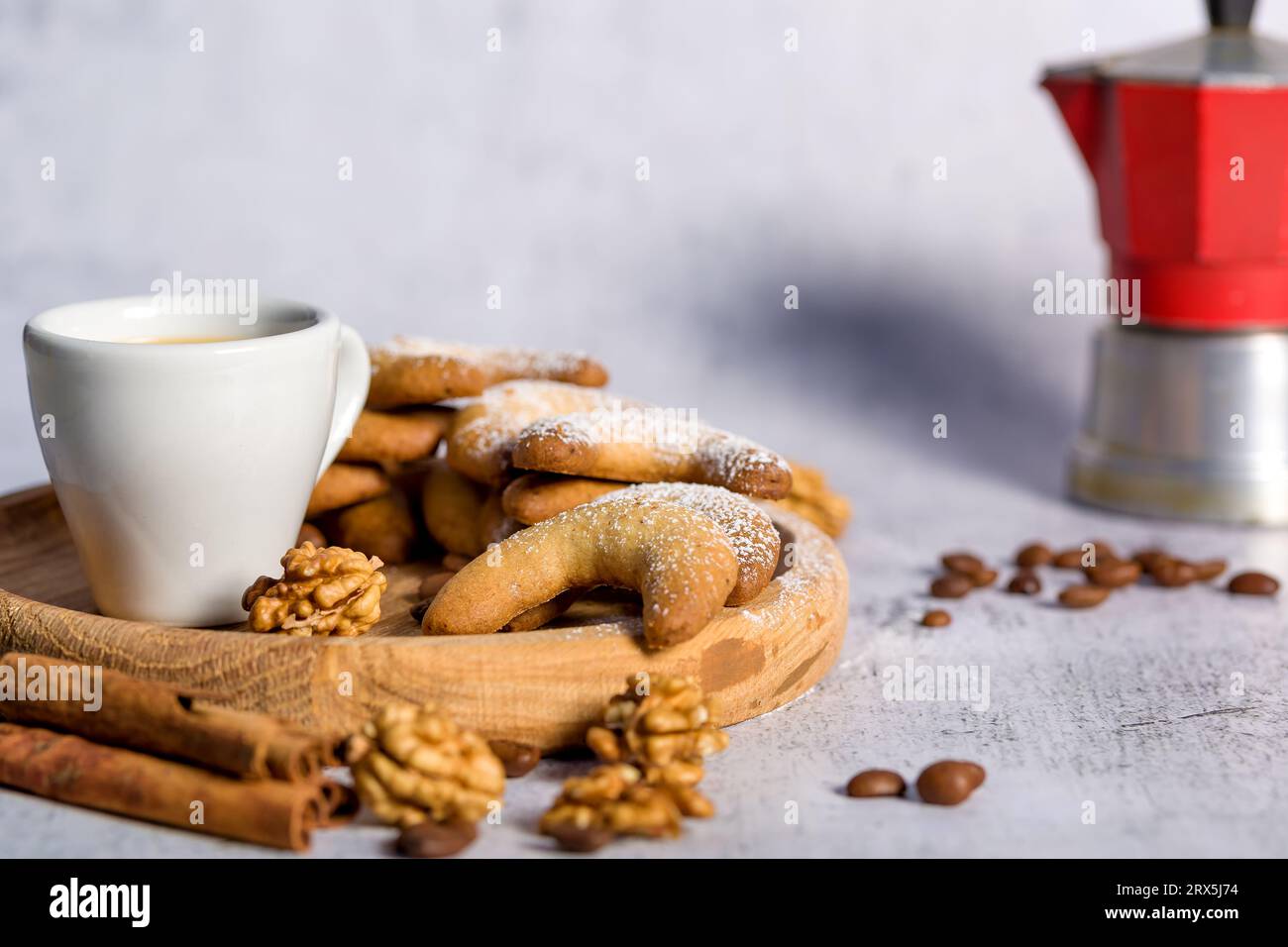 Biscuits sucrés algériens orientaux, tasse à café et cannelle collent sur fond clair. Concept de cuisson maison Banque D'Images