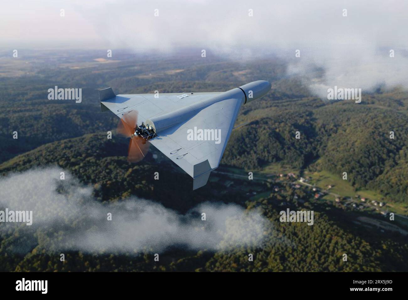 Drone kamikaze militaire russe Shahed volant dans les nuages au-dessus de la montagne peyosage, drone de combat iranien dans le ciel, guerre en Ukraine, Banque D'Images