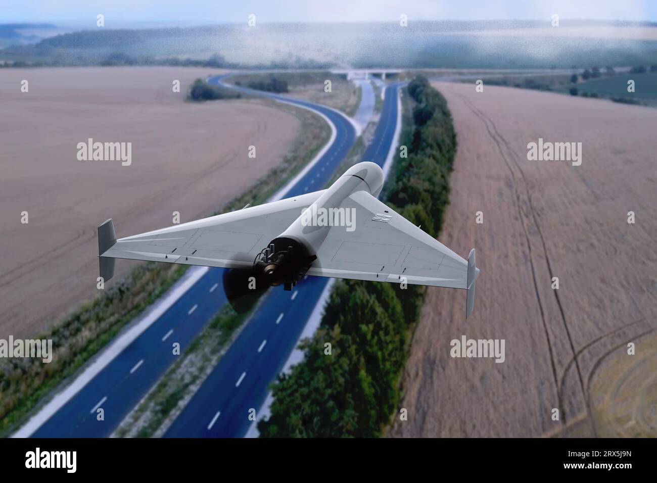 Drone de combat volant au-dessus de l'autoroute, paysage de campagne, vue de dessus, rendu 3D. Concept : guerre en Ukraine, attaque de drone russe. Banque D'Images