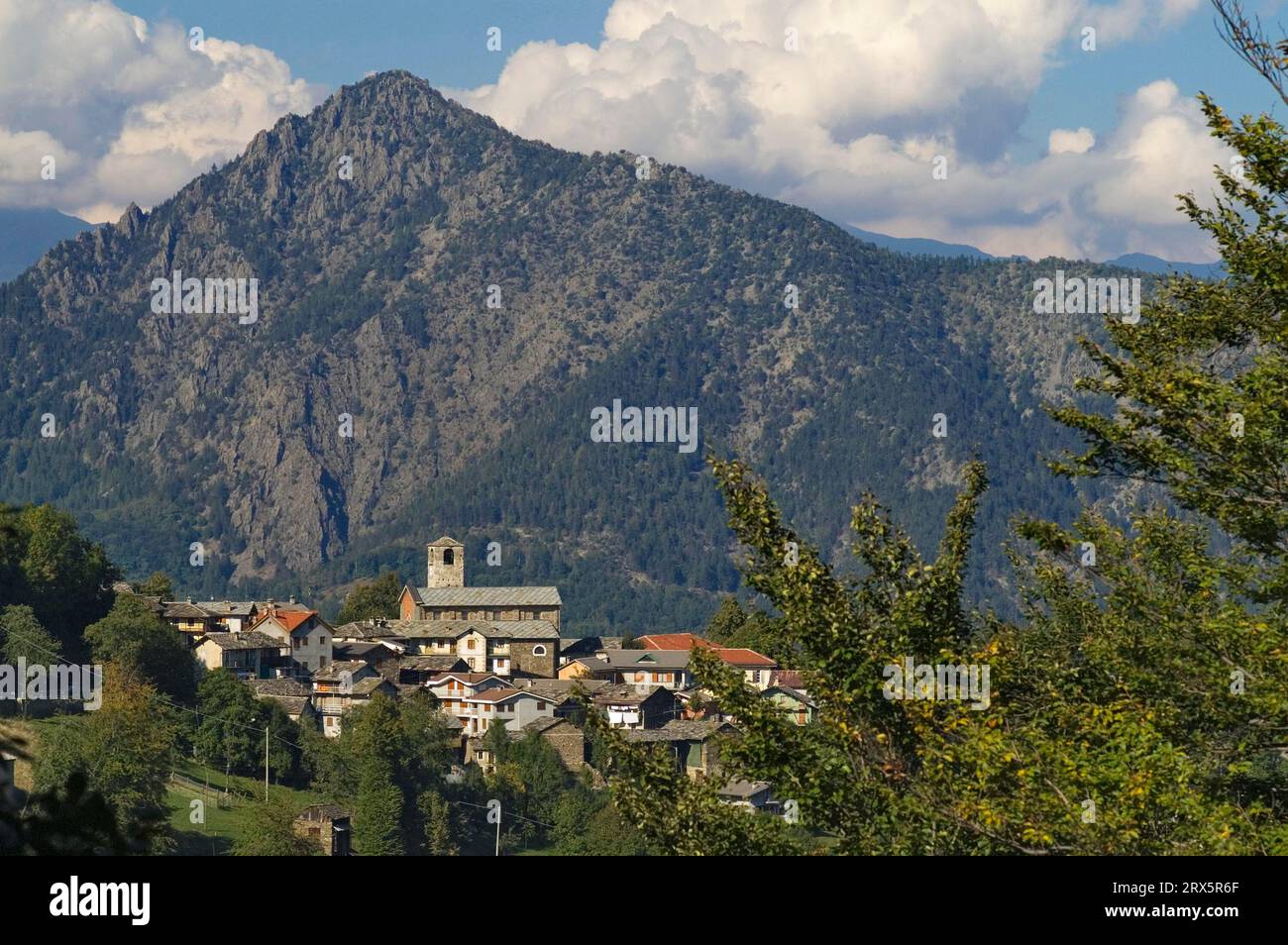Un village de montagne dans les montagnes du Piémont, Italie Banque D'Images