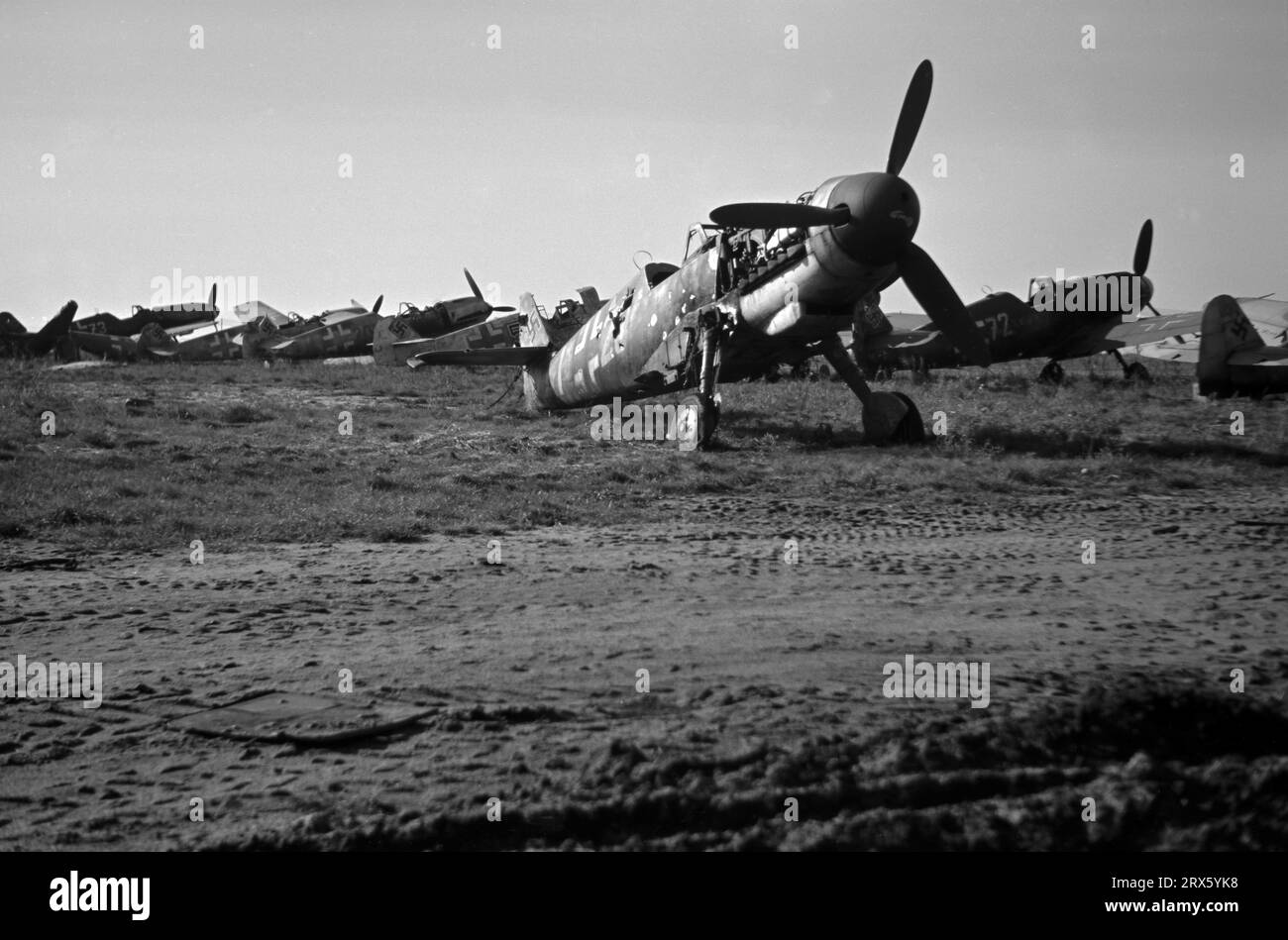 Dégâts des bombes Hangars de la Luftwaffe avions / usine aéronautique endommagée / raids aériens alliés pendant la Seconde Guerre mondiale - 1944 / 1945 - Messershmitt BF 109 E / G / 109E / 109G. Banque D'Images