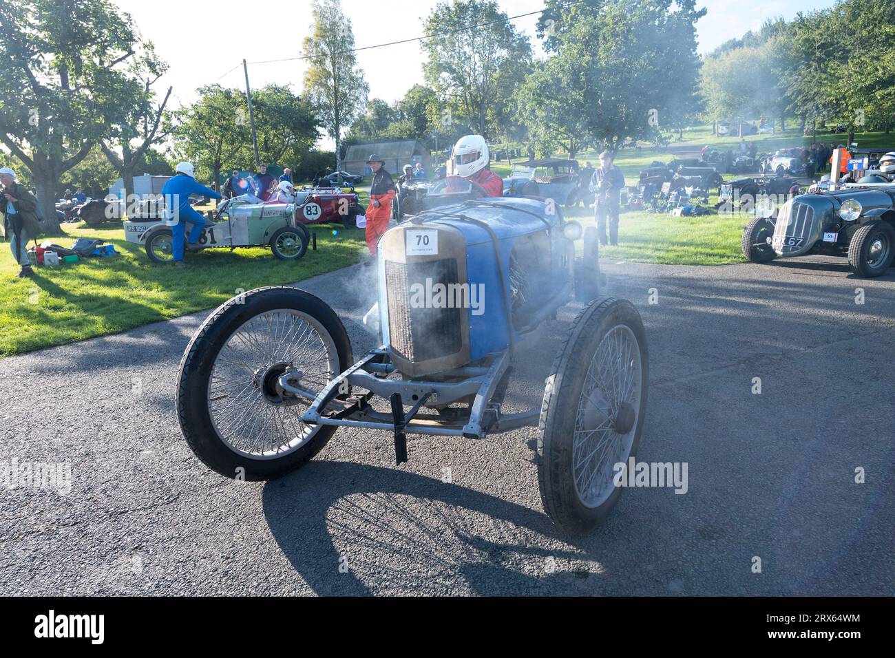 V.S.C.C. Prescott Speed Hill Climb, Prescott Hill, Gotherington, Gloucestershire, Angleterre, ROYAUME-UNI. 23 septembre 2023. Les membres du Vintage Sports car Club (V.S.C.C.) participant à la dernière manche du championnat de vitesse des clubs à l'historique colline de Prescott. Cet événement d'une journée avec plus de 130 voitures en action, fabriquées dès les années 10 et jusqu'à la fin des années 30 pour les voitures de sport et de berline et les voitures de course pré-1941 et vont de l'Austin 7, Bugatti, Ford modèle A etc Crédit : Alan Keith Beastall/Alamy Live News Banque D'Images