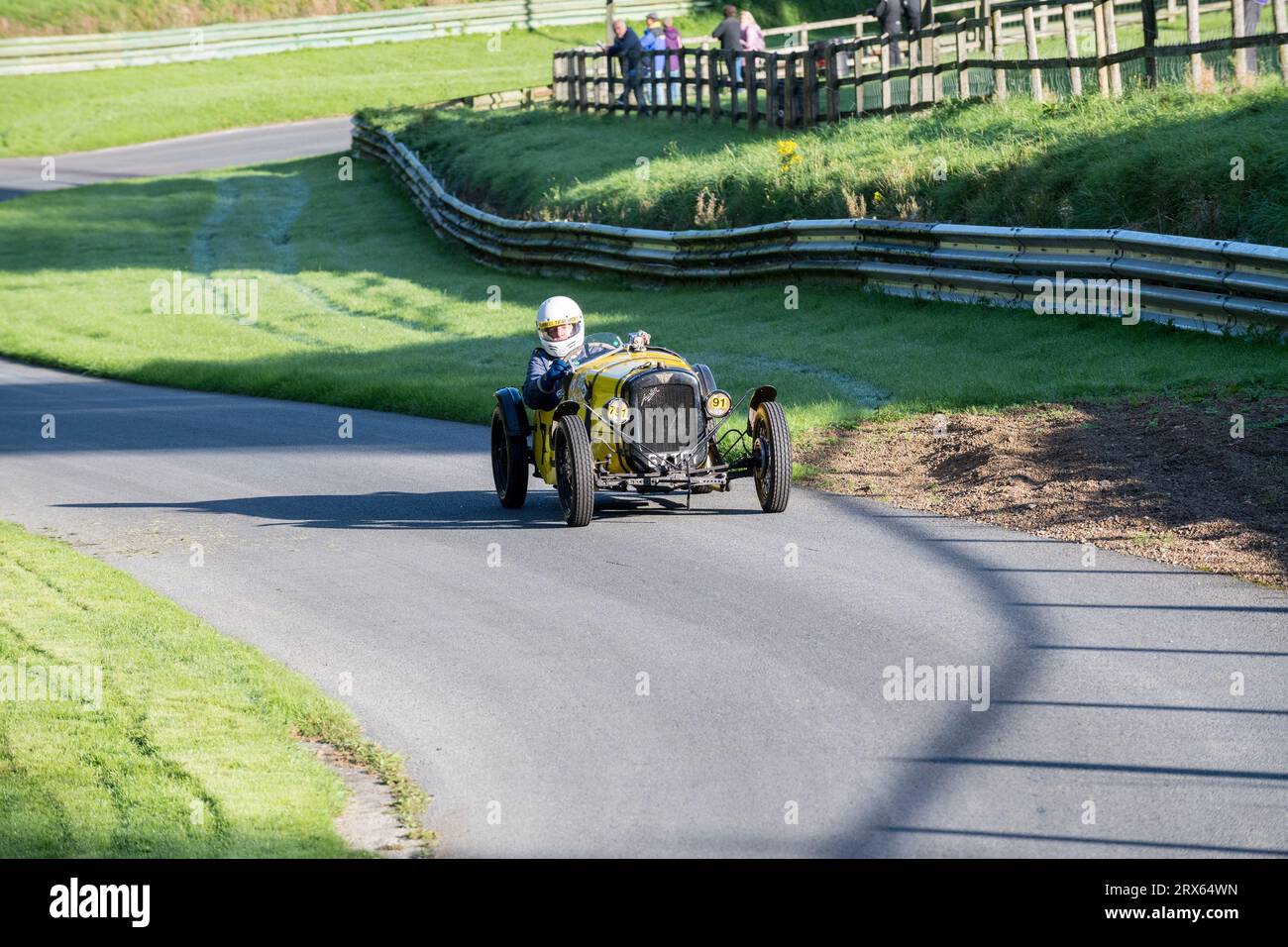 V.S.C.C. Prescott Speed Hill Climb, Prescott Hill, Gotherington, Gloucestershire, Angleterre, ROYAUME-UNI. 23 septembre 2023. Les membres du Vintage Sports car Club (V.S.C.C.) participant à la dernière manche du championnat de vitesse des clubs à l'historique colline de Prescott. Cet événement d'une journée avec plus de 130 voitures en action, fabriquées dès les années 10 et jusqu'à la fin des années 30 pour les voitures de sport et de berline et les voitures de course pré-1941 et vont de l'Austin 7, Bugatti, Ford modèle A etc Crédit : Alan Keith Beastall/Alamy Live News Banque D'Images