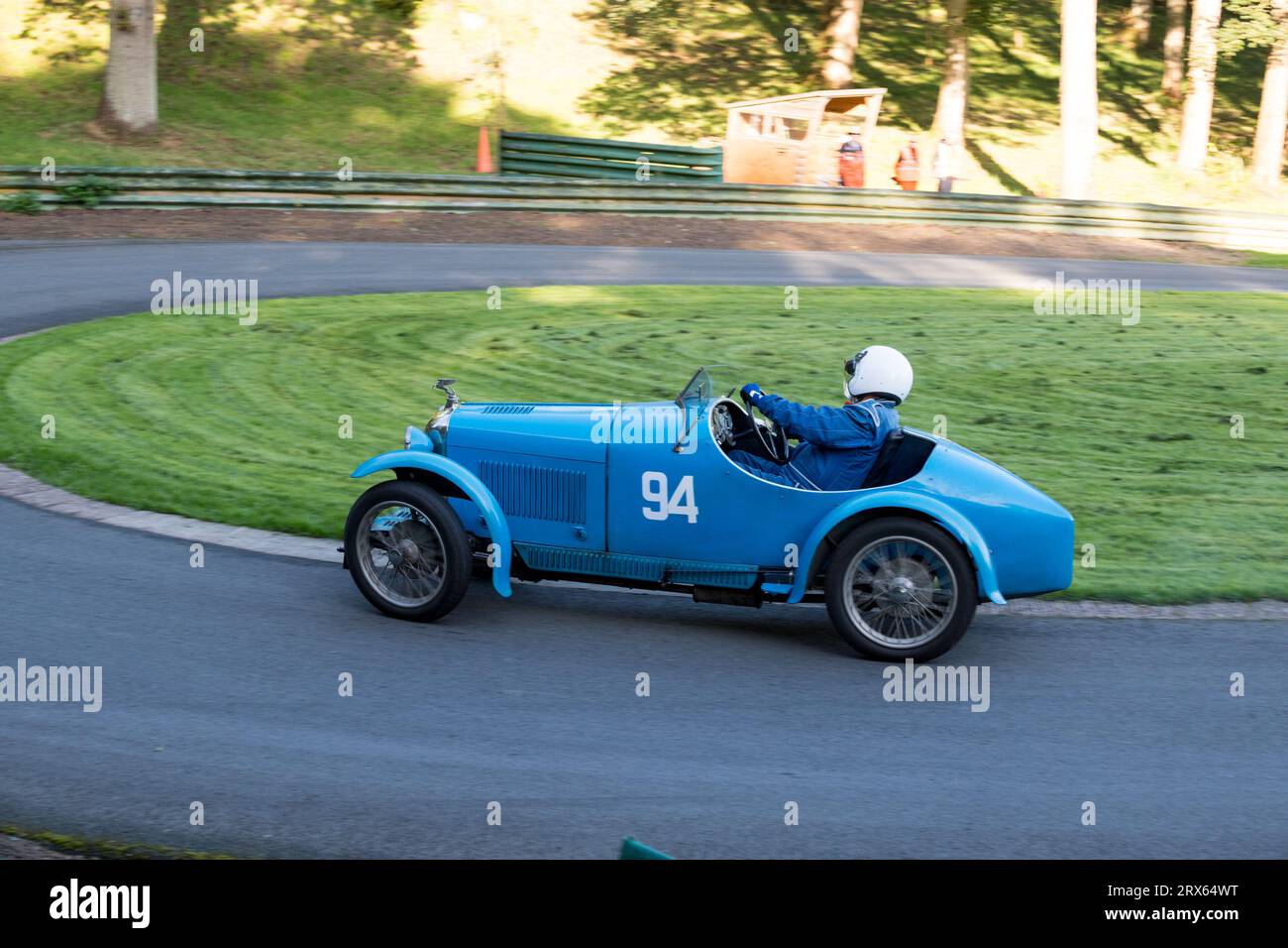V.S.C.C. Prescott Speed Hill Climb, Prescott Hill, Gotherington, Gloucestershire, Angleterre, ROYAUME-UNI. 23 septembre 2023. Les membres du Vintage Sports car Club (V.S.C.C.) participant à la dernière manche du championnat de vitesse des clubs à l'historique colline de Prescott. Cet événement d'une journée avec plus de 130 voitures en action, fabriquées dès les années 10 et jusqu'à la fin des années 30 pour les voitures de sport et de berline et les voitures de course pré-1941 et vont de l'Austin 7, Bugatti, Ford modèle A etc Crédit : Alan Keith Beastall/Alamy Live News Banque D'Images