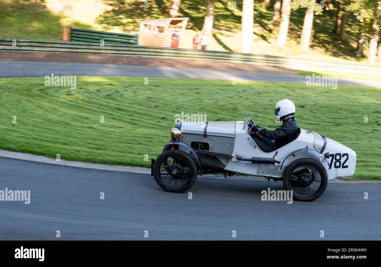 V.S.C.C. Prescott Speed Hill Climb, Prescott Hill, Gotherington, Gloucestershire, Angleterre, ROYAUME-UNI. 23 septembre 2023. Les membres du Vintage Sports car Club (V.S.C.C.) participant à la dernière manche du championnat de vitesse des clubs à l'historique colline de Prescott. Cet événement d'une journée avec plus de 130 voitures en action, fabriquées dès les années 10 et jusqu'à la fin des années 30 pour les voitures de sport et de berline et les voitures de course pré-1941 et vont de l'Austin 7, Bugatti, Ford modèle A etc Crédit : Alan Keith Beastall/Alamy Live News Banque D'Images