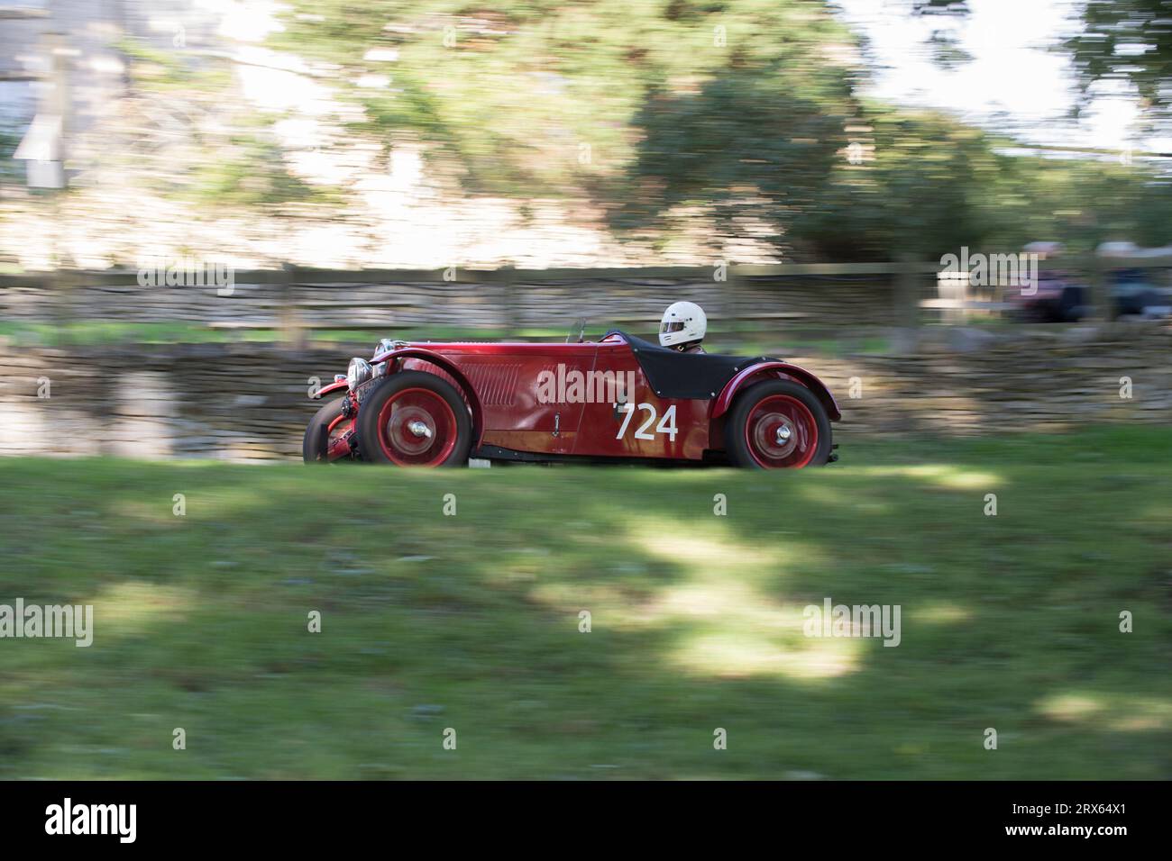V.S.C.C. Prescott Speed Hill Climb, Prescott Hill, Gotherington, Gloucestershire, Angleterre, ROYAUME-UNI. 23 septembre 2023. Les membres du Vintage Sports car Club (V.S.C.C.) participant à la dernière manche du championnat de vitesse des clubs à l'historique colline de Prescott. Cet événement d'une journée avec plus de 130 voitures en action, fabriquées dès les années 10 et jusqu'à la fin des années 30 pour les voitures de sport et de berline et les voitures de course pré-1941 et vont de l'Austin 7, Bugatti, Ford modèle A etc Crédit : Alan Keith Beastall/Alamy Live News Banque D'Images