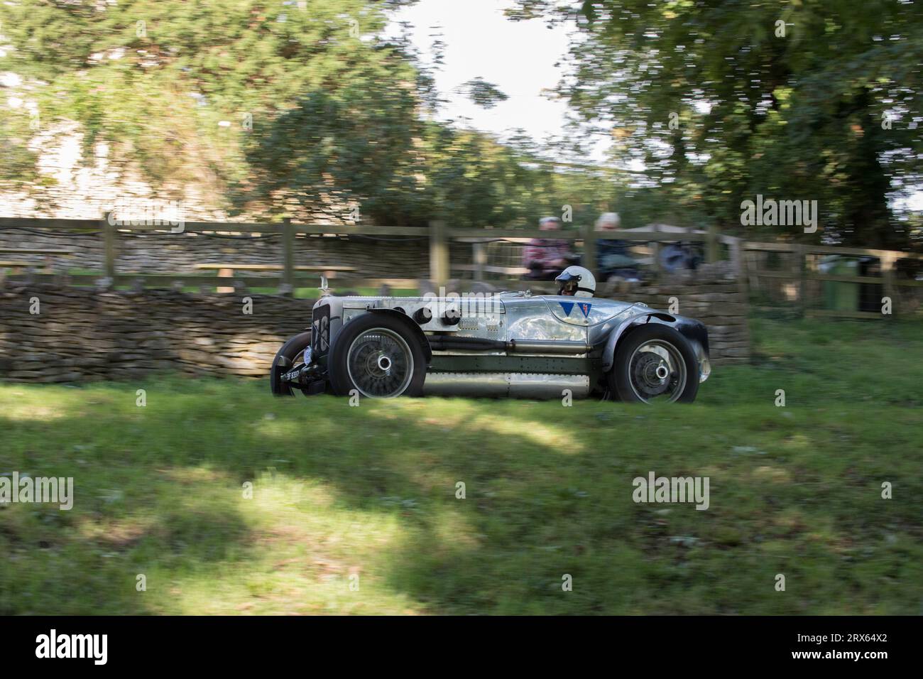 V.S.C.C. Prescott Speed Hill Climb, Prescott Hill, Gotherington, Gloucestershire, Angleterre, ROYAUME-UNI. 23 septembre 2023. Les membres du Vintage Sports car Club (V.S.C.C.) participant à la dernière manche du championnat de vitesse des clubs à l'historique colline de Prescott. Cet événement d'une journée avec plus de 130 voitures en action, fabriquées dès les années 10 et jusqu'à la fin des années 30 pour les voitures de sport et de berline et les voitures de course pré-1941 et vont de l'Austin 7, Bugatti, Ford modèle A etc Crédit : Alan Keith Beastall/Alamy Live News Banque D'Images