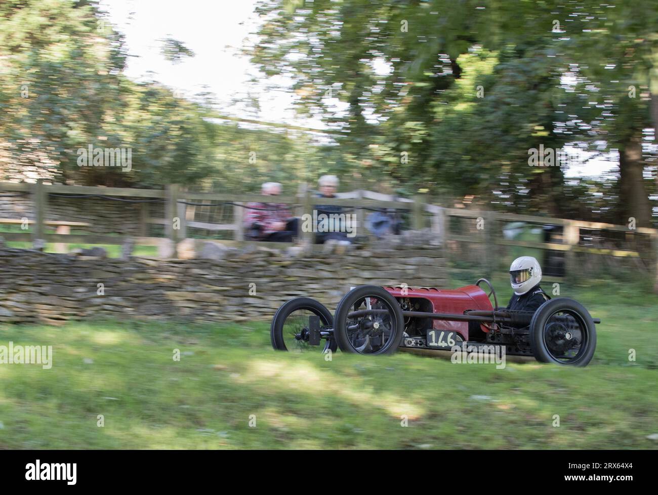 V.S.C.C. Prescott Speed Hill Climb, Prescott Hill, Gotherington, Gloucestershire, Angleterre, ROYAUME-UNI. 23 septembre 2023. Les membres du Vintage Sports car Club (V.S.C.C.) participant à la dernière manche du championnat de vitesse des clubs à l'historique colline de Prescott. Cet événement d'une journée avec plus de 130 voitures en action, fabriquées dès les années 10 et jusqu'à la fin des années 30 pour les voitures de sport et de berline et les voitures de course pré-1941 et vont de l'Austin 7, Bugatti, Ford modèle A etc Crédit : Alan Keith Beastall/Alamy Live News Banque D'Images
