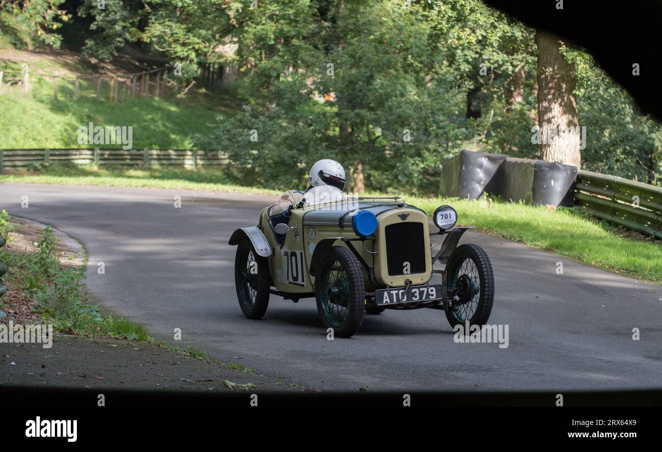 V.S.C.C. Prescott Speed Hill Climb, Prescott Hill, Gotherington, Gloucestershire, Angleterre, ROYAUME-UNI. 23 septembre 2023. Les membres du Vintage Sports car Club (V.S.C.C.) participant à la dernière manche du championnat de vitesse des clubs à l'historique colline de Prescott. Cet événement d'une journée avec plus de 130 voitures en action, fabriquées dès les années 10 et jusqu'à la fin des années 30 pour les voitures de sport et de berline et les voitures de course pré-1941 et vont de l'Austin 7, Bugatti, Ford modèle A etc Crédit : Alan Keith Beastall/Alamy Live News Banque D'Images