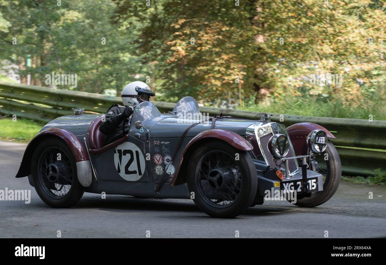 V.S.C.C. Prescott Speed Hill Climb, Prescott Hill, Gotherington, Gloucestershire, Angleterre, ROYAUME-UNI. 23 septembre 2023. Les membres du Vintage Sports car Club (V.S.C.C.) participant à la dernière manche du championnat de vitesse des clubs à l'historique colline de Prescott. Cet événement d'une journée avec plus de 130 voitures en action, fabriquées dès les années 10 et jusqu'à la fin des années 30 pour les voitures de sport et de berline et les voitures de course pré-1941 et vont de l'Austin 7, Bugatti, Ford modèle A etc Crédit : Alan Keith Beastall/Alamy Live News Banque D'Images