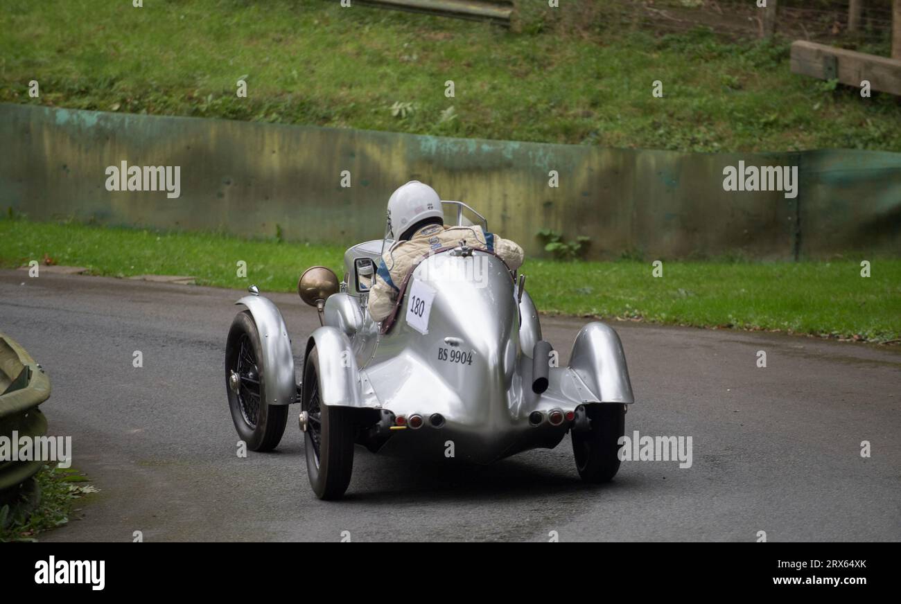 V.S.C.C. Prescott Speed Hill Climb, Prescott Hill, Gotherington, Gloucestershire, Angleterre, ROYAUME-UNI. 23 septembre 2023. Les membres du Vintage Sports car Club (V.S.C.C.) participant à la dernière manche du championnat de vitesse des clubs à l'historique colline de Prescott. Cet événement d'une journée avec plus de 130 voitures en action, fabriquées dès les années 10 et jusqu'à la fin des années 30 pour les voitures de sport et de berline et les voitures de course pré-1941 et vont de l'Austin 7, Bugatti, Ford modèle A etc Crédit : Alan Keith Beastall/Alamy Live News Banque D'Images