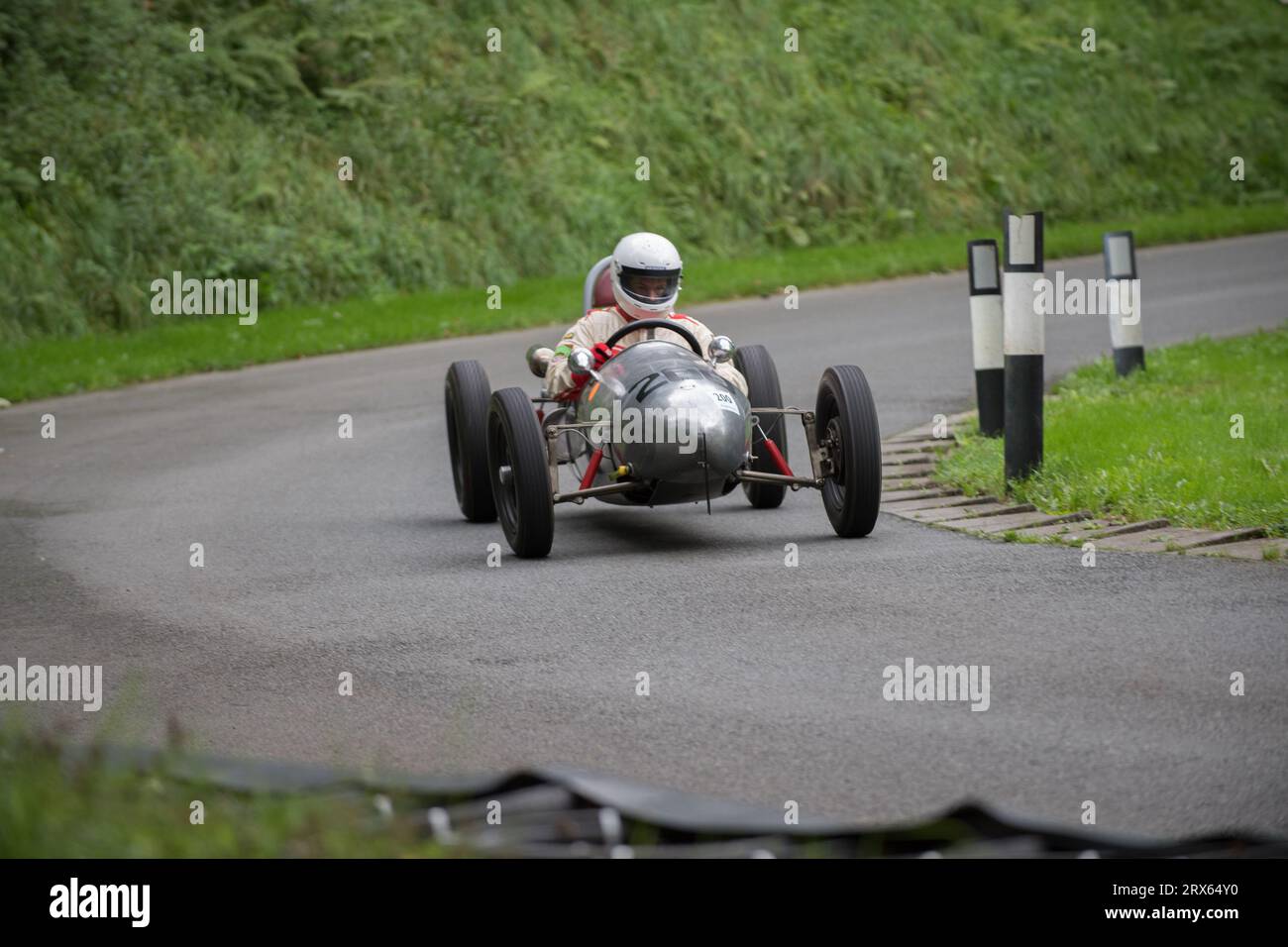 V.S.C.C. Prescott Speed Hill Climb, Prescott Hill, Gotherington, Gloucestershire, Angleterre, ROYAUME-UNI. 23 septembre 2023. Les membres du Vintage Sports car Club (V.S.C.C.) participant à la dernière manche du championnat de vitesse des clubs à l'historique colline de Prescott. Cet événement d'une journée avec plus de 130 voitures en action, fabriquées dès les années 10 et jusqu'à la fin des années 30 pour les voitures de sport et de berline et les voitures de course pré-1941 et vont de l'Austin 7, Bugatti, Ford modèle A etc Crédit : Alan Keith Beastall/Alamy Live News Banque D'Images