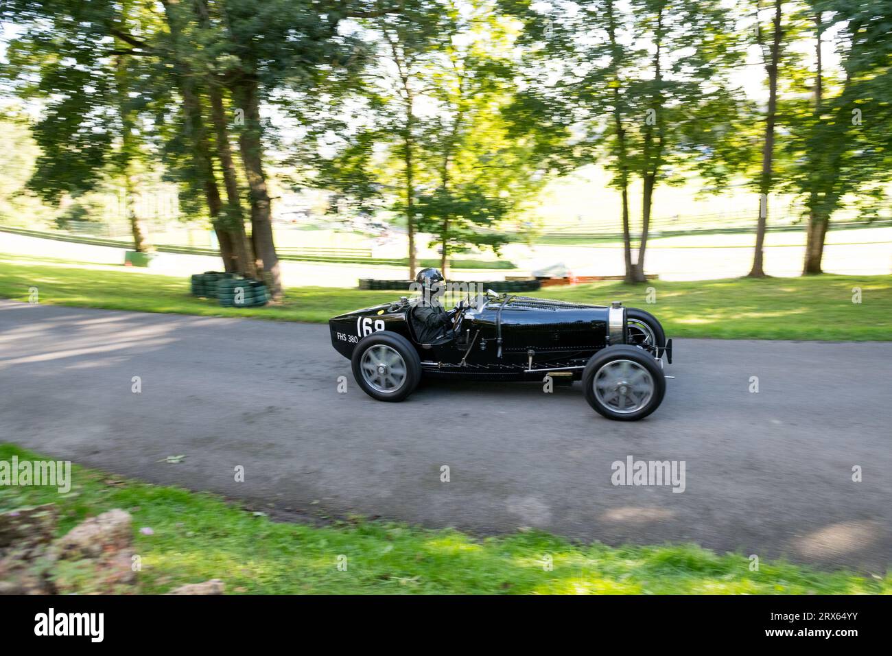 V.S.C.C. Prescott Speed Hill Climb, Prescott Hill, Gotherington, Gloucestershire, Angleterre, ROYAUME-UNI. 23 septembre 2023. Les membres du Vintage Sports car Club (V.S.C.C.) participant à la dernière manche du championnat de vitesse des clubs à l'historique colline de Prescott. Cet événement d'une journée avec plus de 130 voitures en action, fabriquées dès les années 10 et jusqu'à la fin des années 30 pour les voitures de sport et de berline et les voitures de course pré-1941 et vont de l'Austin 7, Bugatti, Ford modèle A etc Crédit : Alan Keith Beastall/Alamy Live News Banque D'Images