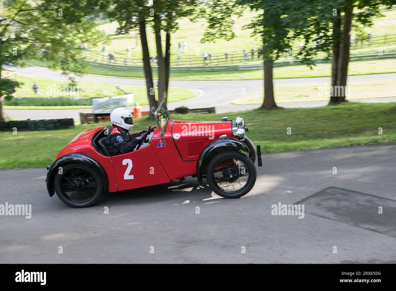 V.S.C.C. Prescott Speed Hill Climb, Prescott Hill, Gotherington, Gloucestershire, Angleterre, ROYAUME-UNI. 23 septembre 2023. Les membres du Vintage Sports car Club (V.S.C.C.) participant à la dernière manche du championnat de vitesse des clubs à l'historique colline de Prescott. Cet événement d'une journée avec plus de 130 voitures en action, fabriquées dès les années 10 et jusqu'à la fin des années 30 pour les voitures de sport et de berline et les voitures de course pré-1941 et vont de l'Austin 7, Bugatti, Ford modèle A etc Crédit : Alan Keith Beastall/Alamy Live News Banque D'Images