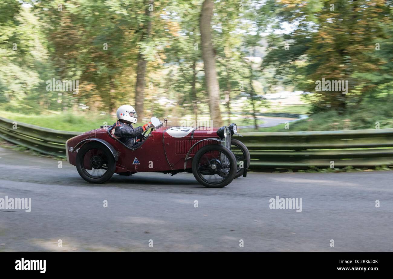 V.S.C.C. Prescott Speed Hill Climb, Prescott Hill, Gotherington, Gloucestershire, Angleterre, ROYAUME-UNI. 23 septembre 2023. Les membres du Vintage Sports car Club (V.S.C.C.) participant à la dernière manche du championnat de vitesse des clubs à l'historique colline de Prescott. Cet événement d'une journée avec plus de 130 voitures en action, fabriquées dès les années 10 et jusqu'à la fin des années 30 pour les voitures de sport et de berline et les voitures de course pré-1941 et vont de l'Austin 7, Bugatti, Ford modèle A etc Crédit : Alan Keith Beastall/Alamy Live News Banque D'Images