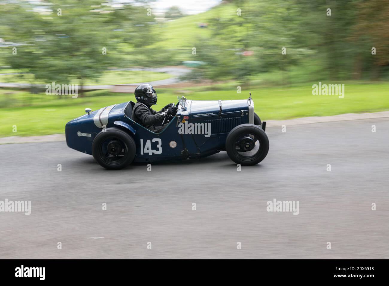 V.S.C.C. Prescott Speed Hill Climb, Prescott Hill, Gotherington, Gloucestershire, Angleterre, ROYAUME-UNI. 23 septembre 2023. Les membres du Vintage Sports car Club (V.S.C.C.) participant à la dernière manche du championnat de vitesse des clubs à l'historique colline de Prescott. Cet événement d'une journée avec plus de 130 voitures en action, fabriquées dès les années 10 et jusqu'à la fin des années 30 pour les voitures de sport et de berline et les voitures de course pré-1941 et vont de l'Austin 7, Bugatti, Ford modèle A etc Crédit : Alan Keith Beastall/Alamy Live News Banque D'Images