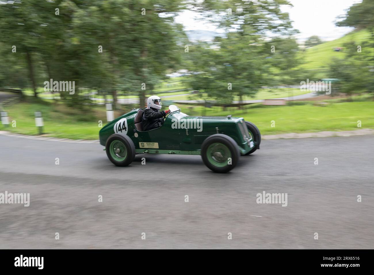 V.S.C.C. Prescott Speed Hill Climb, Prescott Hill, Gotherington, Gloucestershire, Angleterre, ROYAUME-UNI. 23 septembre 2023. Les membres du Vintage Sports car Club (V.S.C.C.) participant à la dernière manche du championnat de vitesse des clubs à l'historique colline de Prescott. Cet événement d'une journée avec plus de 130 voitures en action, fabriquées dès les années 10 et jusqu'à la fin des années 30 pour les voitures de sport et de berline et les voitures de course pré-1941 et vont de l'Austin 7, Bugatti, Ford modèle A etc Crédit : Alan Keith Beastall/Alamy Live News Banque D'Images