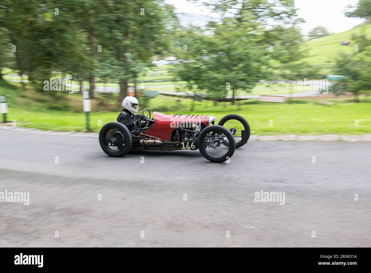 V.S.C.C. Prescott Speed Hill Climb, Prescott Hill, Gotherington, Gloucestershire, Angleterre, ROYAUME-UNI. 23 septembre 2023. Les membres du Vintage Sports car Club (V.S.C.C.) participant à la dernière manche du championnat de vitesse des clubs à l'historique colline de Prescott. Cet événement d'une journée avec plus de 130 voitures en action, fabriquées dès les années 10 et jusqu'à la fin des années 30 pour les voitures de sport et de berline et les voitures de course pré-1941 et vont de l'Austin 7, Bugatti, Ford modèle A etc Crédit : Alan Keith Beastall/Alamy Live News Banque D'Images