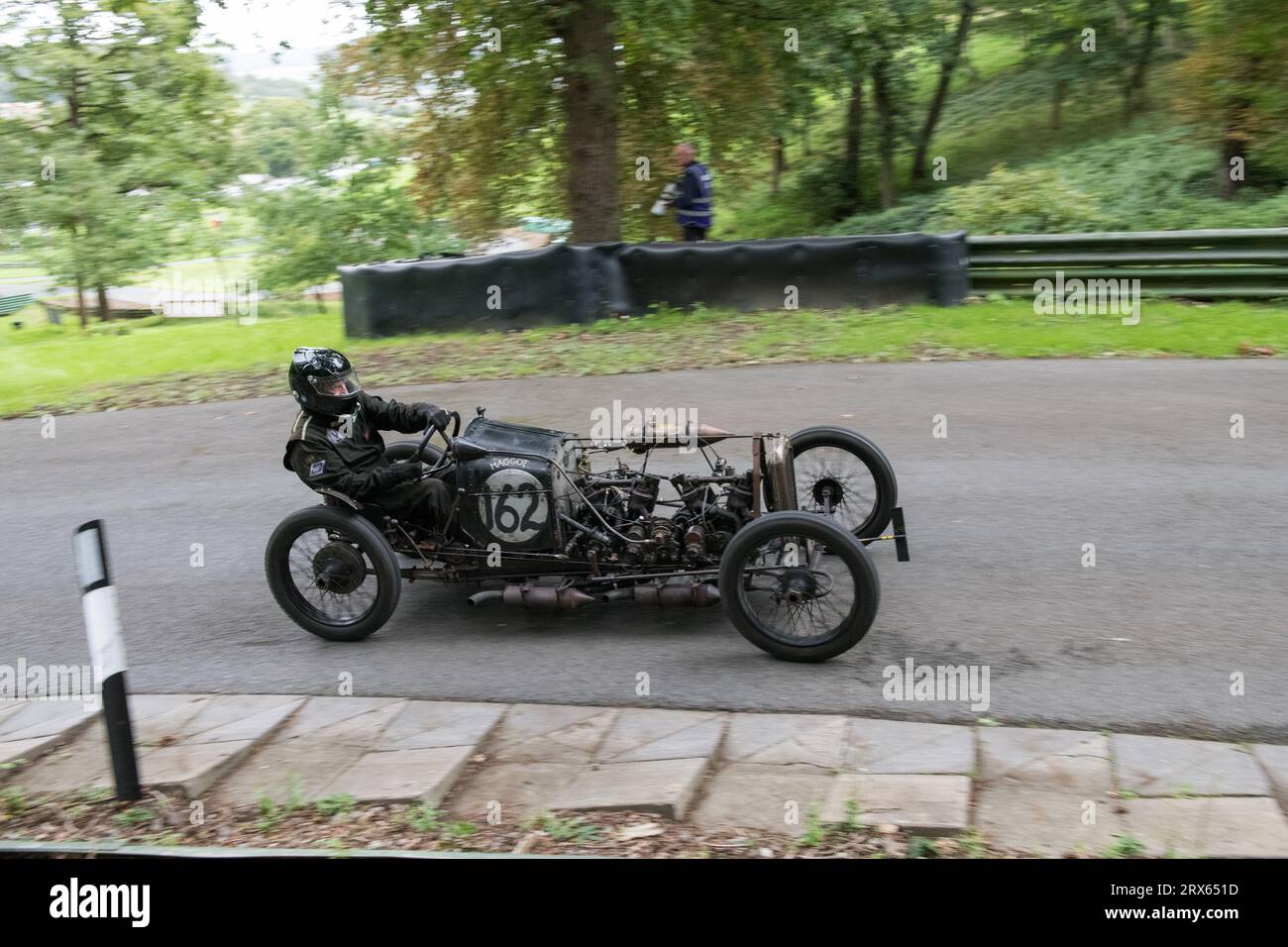 V.S.C.C. Prescott Speed Hill Climb, Prescott Hill, Gotherington, Gloucestershire, Angleterre, ROYAUME-UNI. 23 septembre 2023. Les membres du Vintage Sports car Club (V.S.C.C.) participant à la dernière manche du championnat de vitesse des clubs à l'historique colline de Prescott. Cet événement d'une journée avec plus de 130 voitures en action, fabriquées dès les années 10 et jusqu'à la fin des années 30 pour les voitures de sport et de berline et les voitures de course pré-1941 et vont de l'Austin 7, Bugatti, Ford modèle A etc Crédit : Alan Keith Beastall/Alamy Live News Banque D'Images