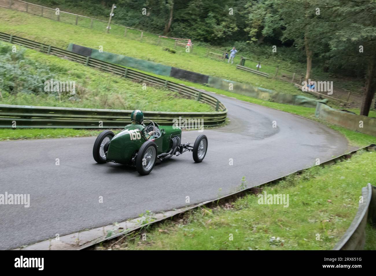 V.S.C.C. Prescott Speed Hill Climb, Prescott Hill, Gotherington, Gloucestershire, Angleterre, ROYAUME-UNI. 23 septembre 2023. Les membres du Vintage Sports car Club (V.S.C.C.) participant à la dernière manche du championnat de vitesse des clubs à l'historique colline de Prescott. Cet événement d'une journée avec plus de 130 voitures en action, fabriquées dès les années 10 et jusqu'à la fin des années 30 pour les voitures de sport et de berline et les voitures de course pré-1941 et vont de l'Austin 7, Bugatti, Ford modèle A etc Crédit : Alan Keith Beastall/Alamy Live News Banque D'Images