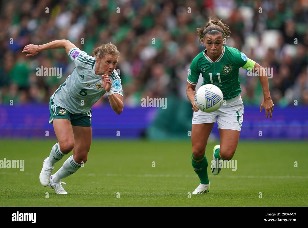 L'irlandaise Caragh Hamilton Milligan (à gauche) et l'irlandaise Katie McCabe se battent pour le ballon lors du match du groupe B1 de la Ligue des nations féminines de l'UEFA au stade Aviva de Dublin. Date de la photo : Samedi 23 septembre 2023. Banque D'Images