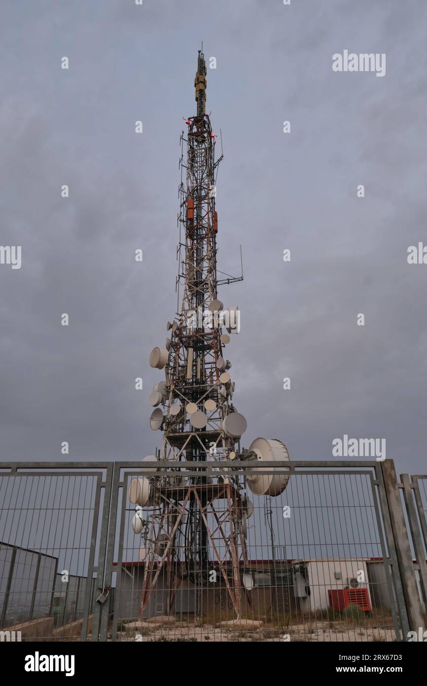 antennes de communication cellulaire sur le fond du ciel Banque D'Images
