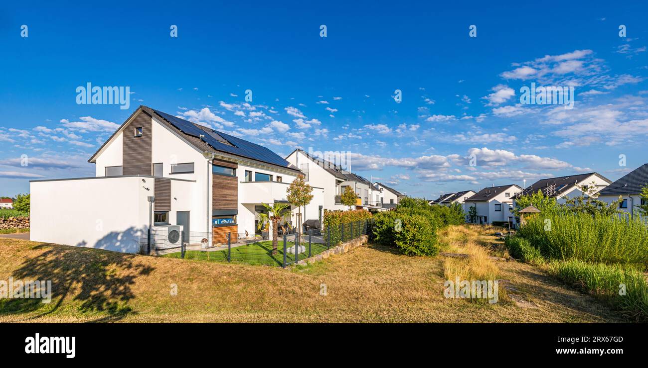 Allemagne, Bade-Wurtemberg, Waiblingen, maisons de banlieue modernes en été Banque D'Images