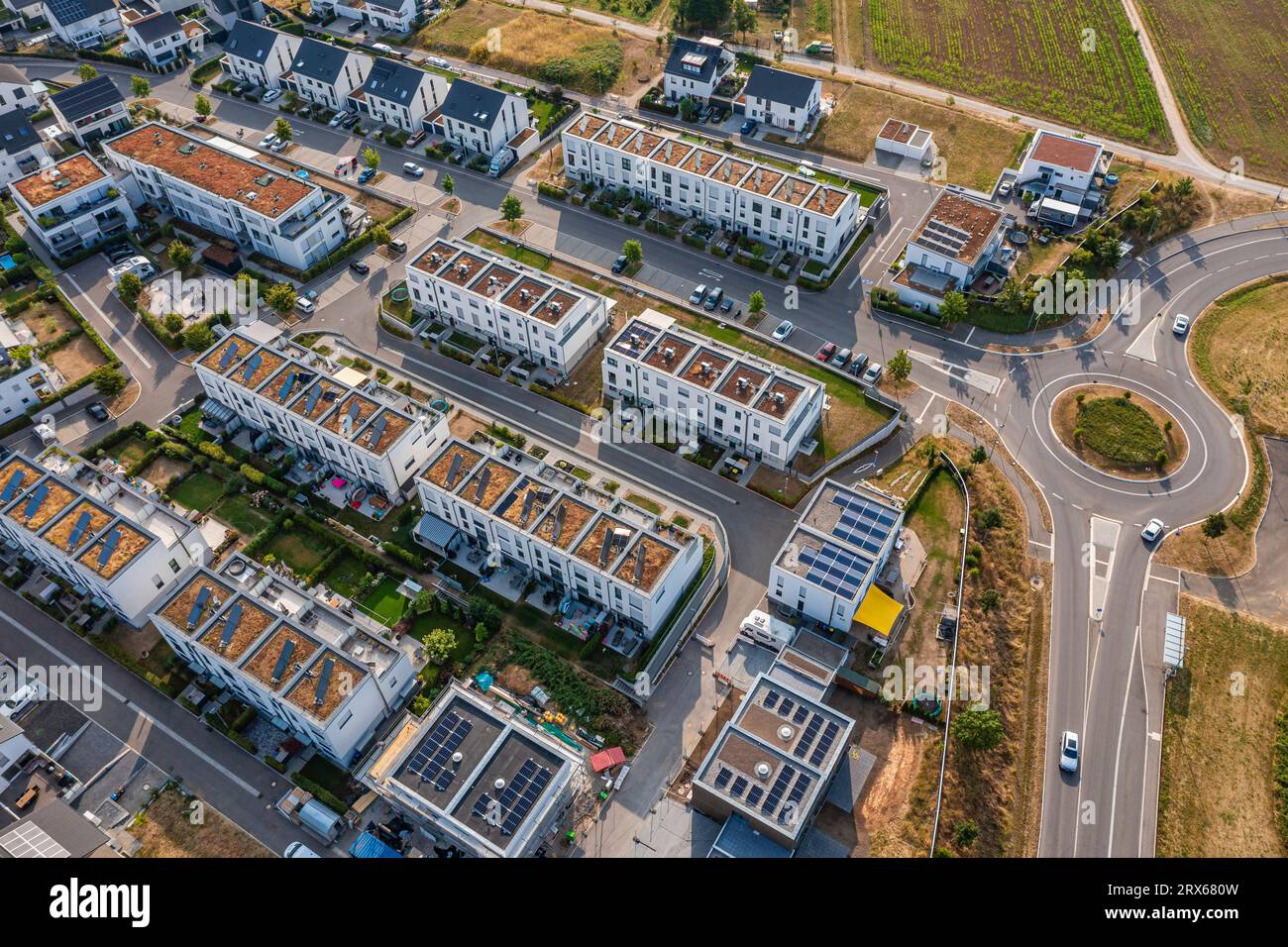Allemagne, Bade-Wurtemberg, Plochingen, vue aérienne sur les toits des maisons de banlieue modernes Banque D'Images