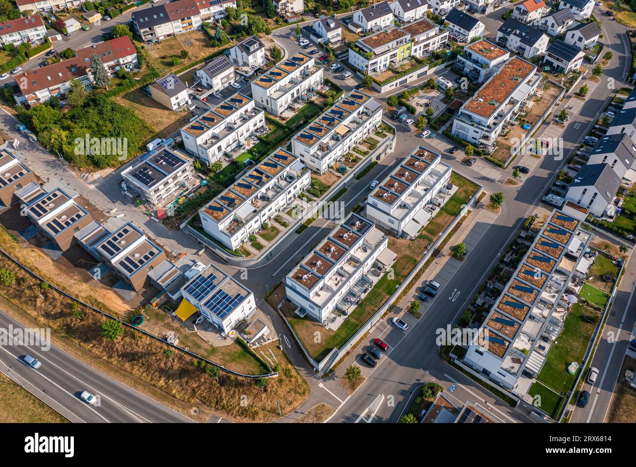 Allemagne, Bade-Wurtemberg, Plochingen, vue aérienne sur les toits des maisons de banlieue modernes Banque D'Images