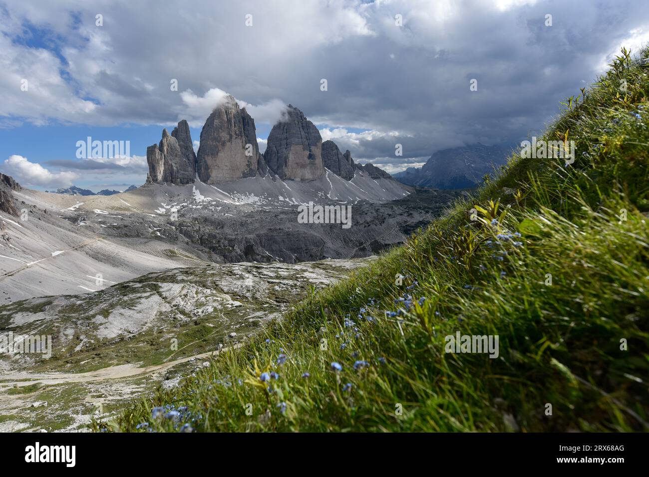 Italie, nuages sur trois sommets de Lavaredo Banque D'Images