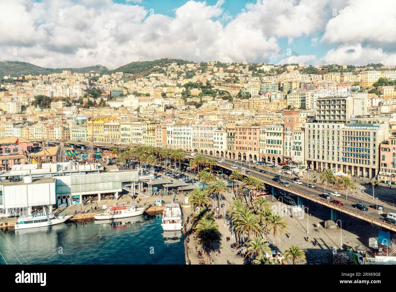 Italie, Ligurie, Gênes, Hillside immeubles d'appartements avec route surélevée s'étendant le long de la côte en premier plan Banque D'Images