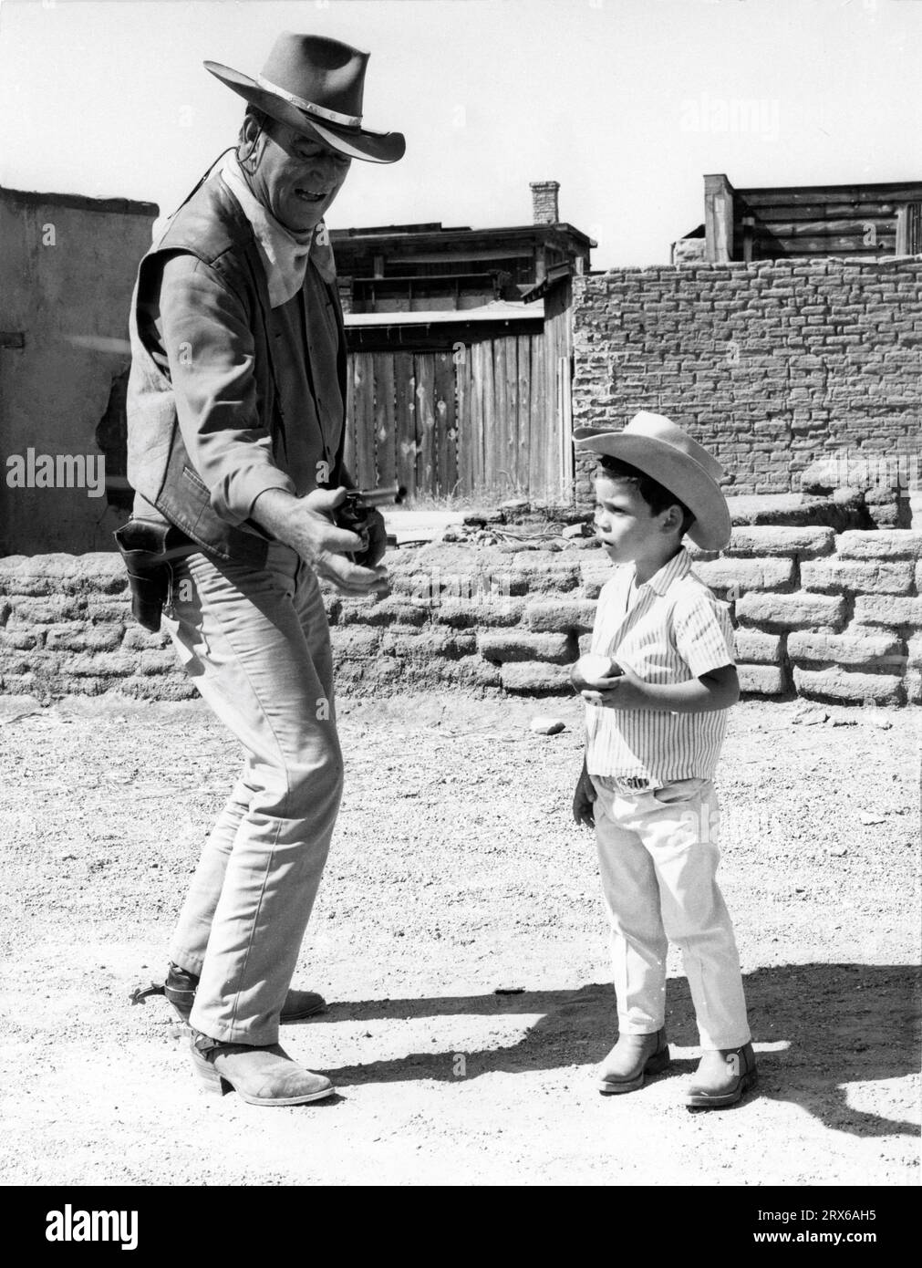 JOHN WAYNE et son fils JOHN ETHAN WAYNE sur place Candid près de Tucson, Arizona en novembre 1965 lors du tournage du roman de EL DORADO 1966 HOWARD HAWKS les Stars in Their courses de Harry Brown scénario Leigh Brackett costumes Edith Head Laurel Productions / Paramount Pictures Banque D'Images