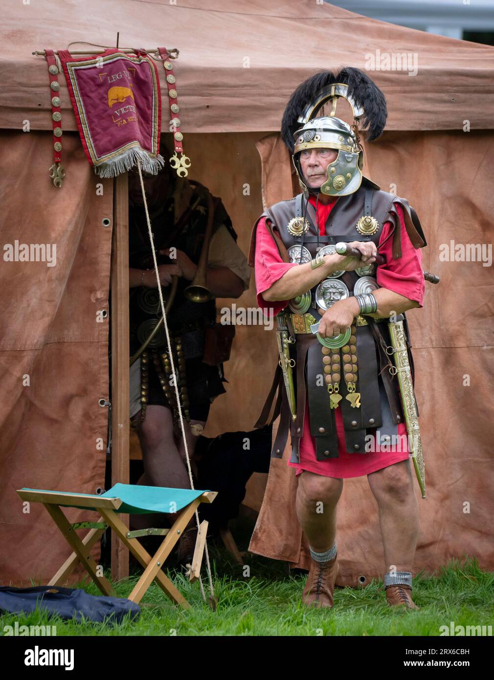 Membres du groupe de reconstitution Legio VI Victrix Eboracum lors du festival romain du Malton Museum à Malton, North Yorkshire. Date de la photo : Samedi 23 septembre 2023. Le festival comprend des démonstrations d'action en direct et des campements militaires qui montrent les changements dans l'équipement militaire et la vie romaine tout au long des 400 ans d'occupation romaine de Britannia. Banque D'Images