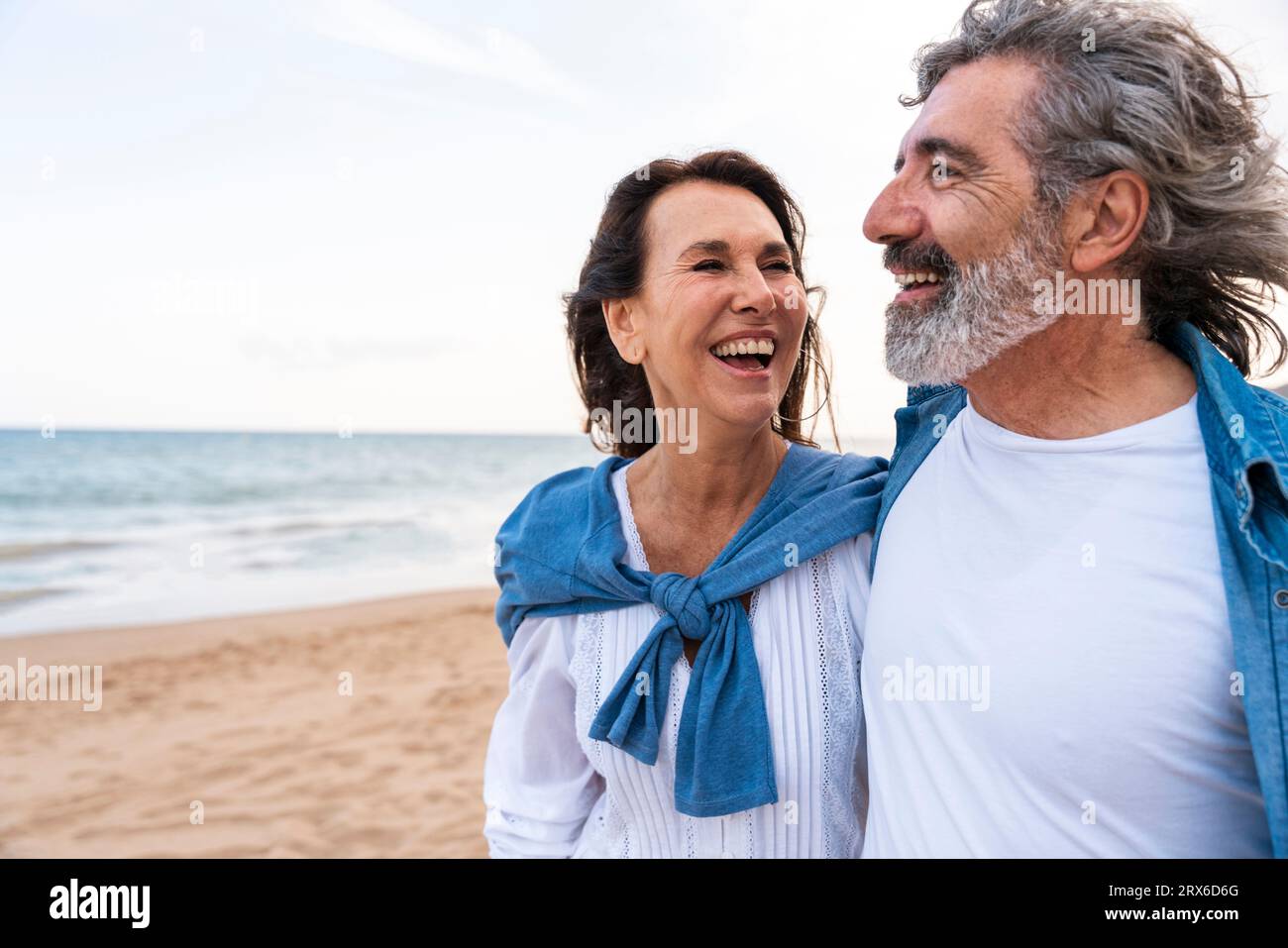 Joyeux couple senior passant du temps libre à la plage Banque D'Images