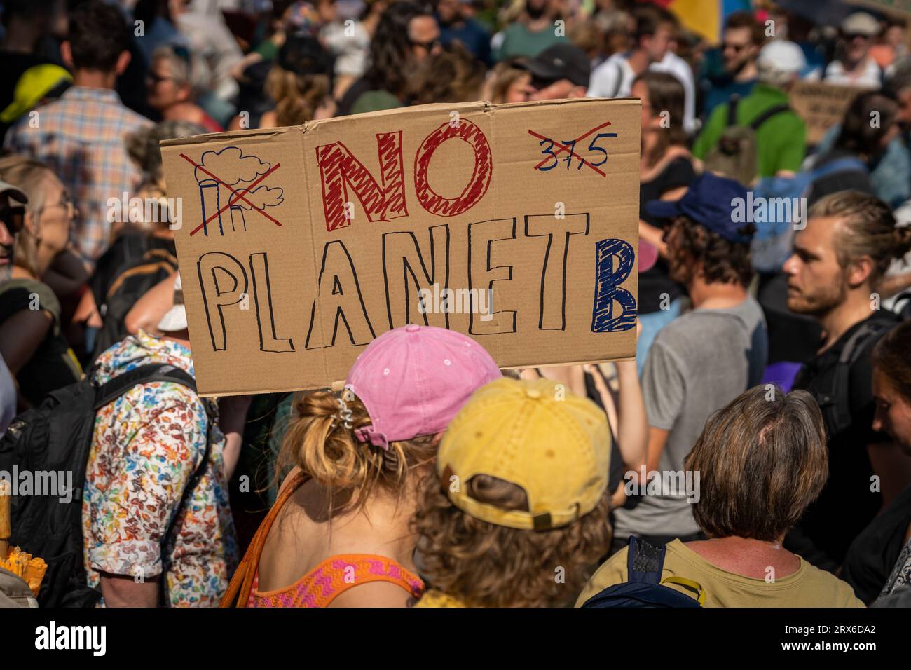 La Haye, pays-Bas, 09.09.2023, des militants pour le climat portant des banderoles bloquant l'autoroute A12 lors d'une manifestation contre les subventions aux combustibles fossiles Banque D'Images