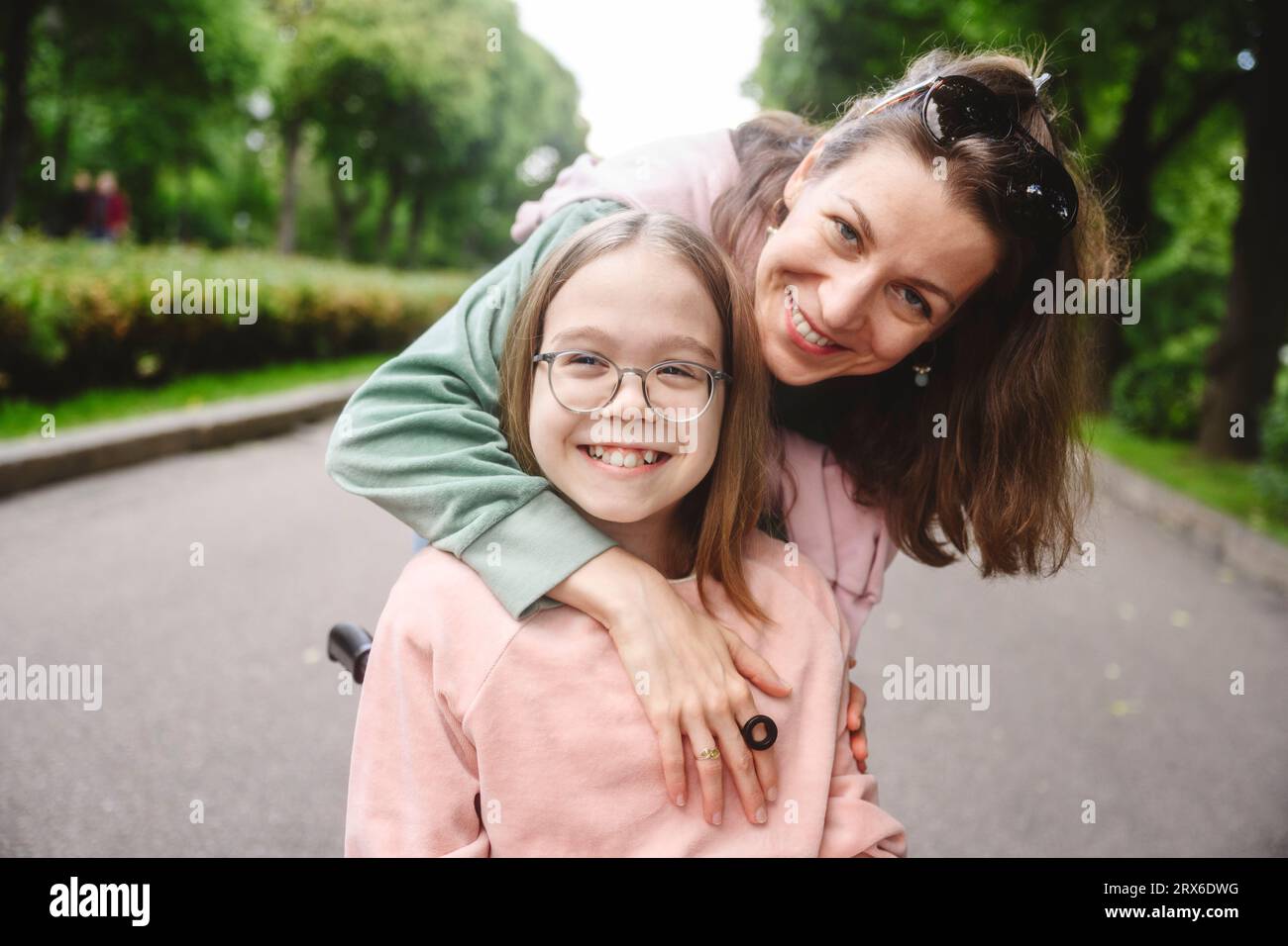 Mère heureuse serrant sa fille dans le parc Banque D'Images