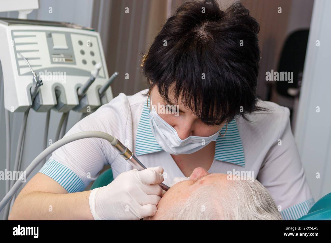 Dentiste au travail en clinique. Banque D'Images