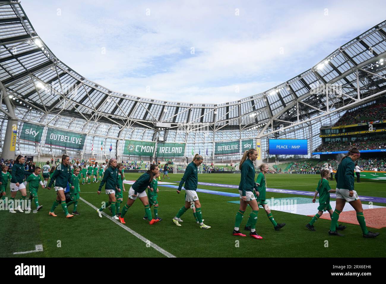 Les joueuses de la République d'Irlande partent avant le match du groupe B1 de la Ligue des nations féminines de l'UEFA à l'Aviva Stadium, Dublin. Date de la photo : Samedi 23 septembre 2023. Banque D'Images