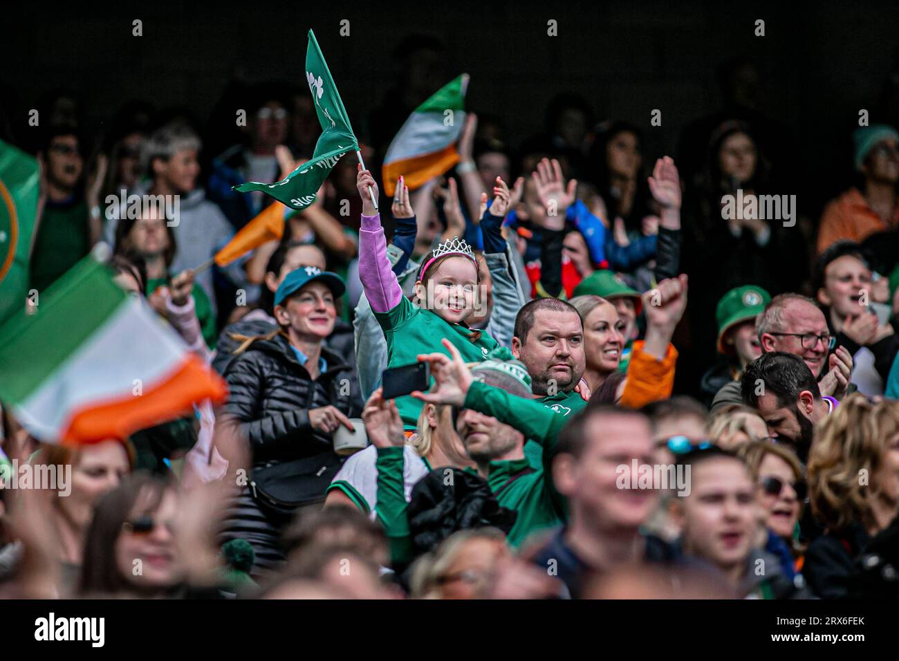 Dublin, République d'Irlande. 23 septembre 2023. Dublin, Irlande, 23 septembre : les supporters irlandais lors du match de l'UEFA Women's Nations League entre la République d'Irlande et l'Irlande du Nord au stade Aviva le 23 septembre 2023 à Dublin, Irlande. (Danilo Fernandes/SPP) crédit : SPP Sport Press photo. /Alamy Live News Banque D'Images