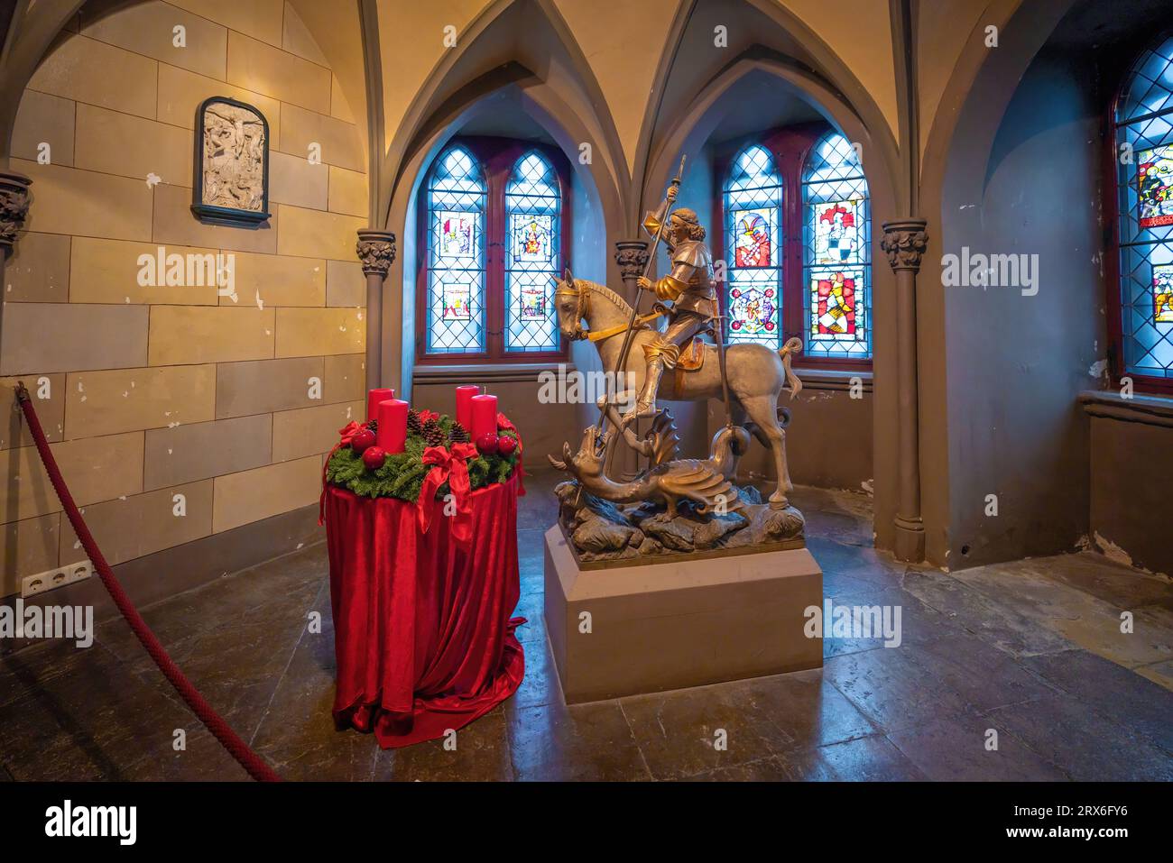 Saint George et la sculpture du Dragon à St. Michael Chapel - Chapelle catholique au château de Hohenzollern - Allemagne Banque D'Images