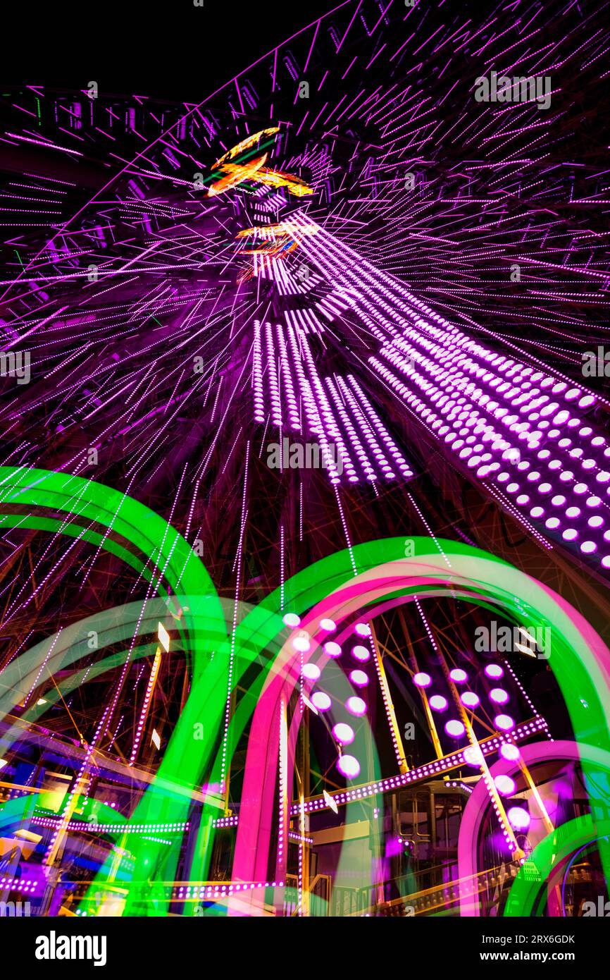 Allemagne, Bavière, Wurzbourg, exposition multiple de la roue de Ferris qui tourne la nuit Banque D'Images