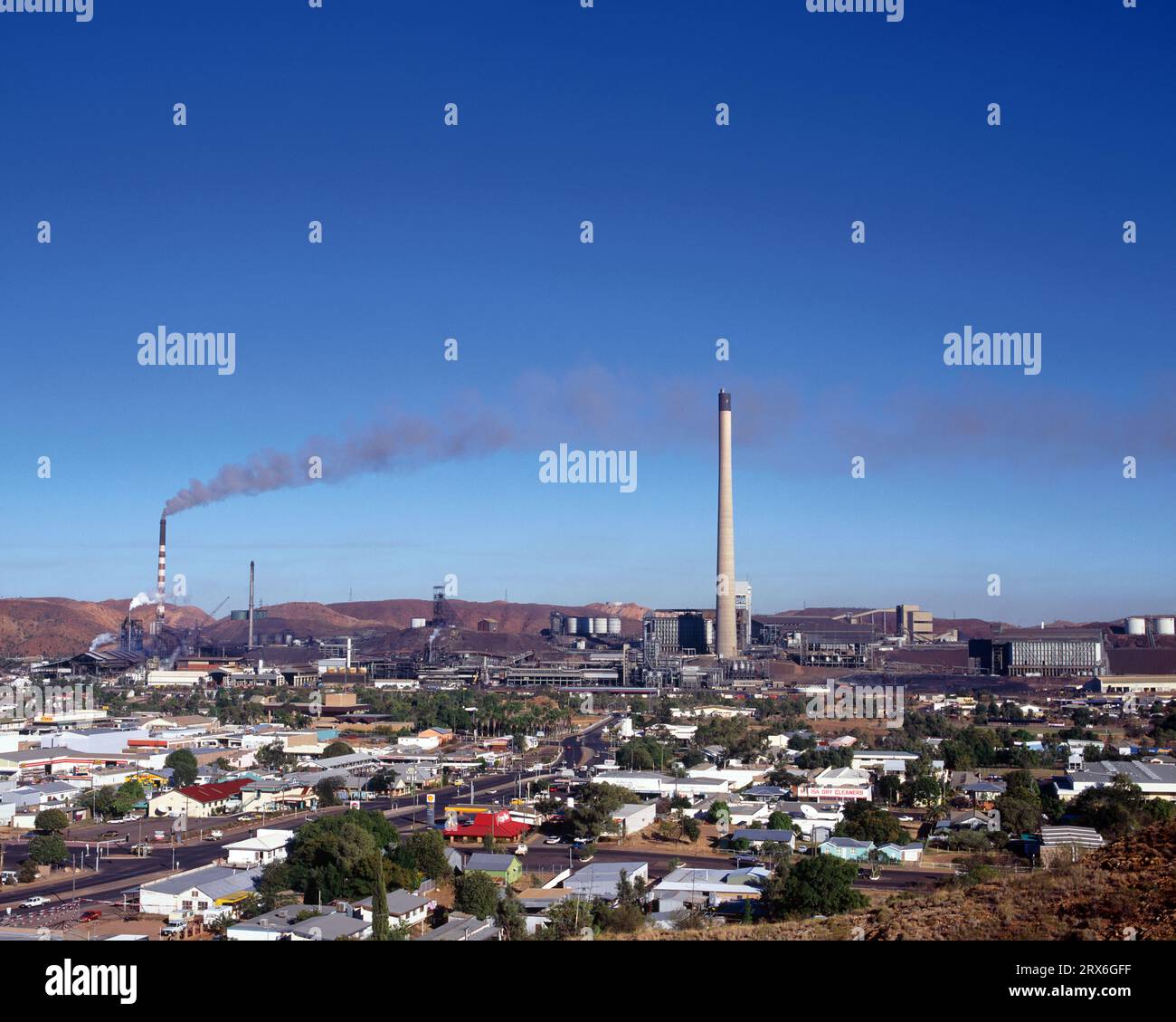 Australie. Queensland. Monter ISA. Vue d'ensemble de la ville avec cheminées de mine. Banque D'Images