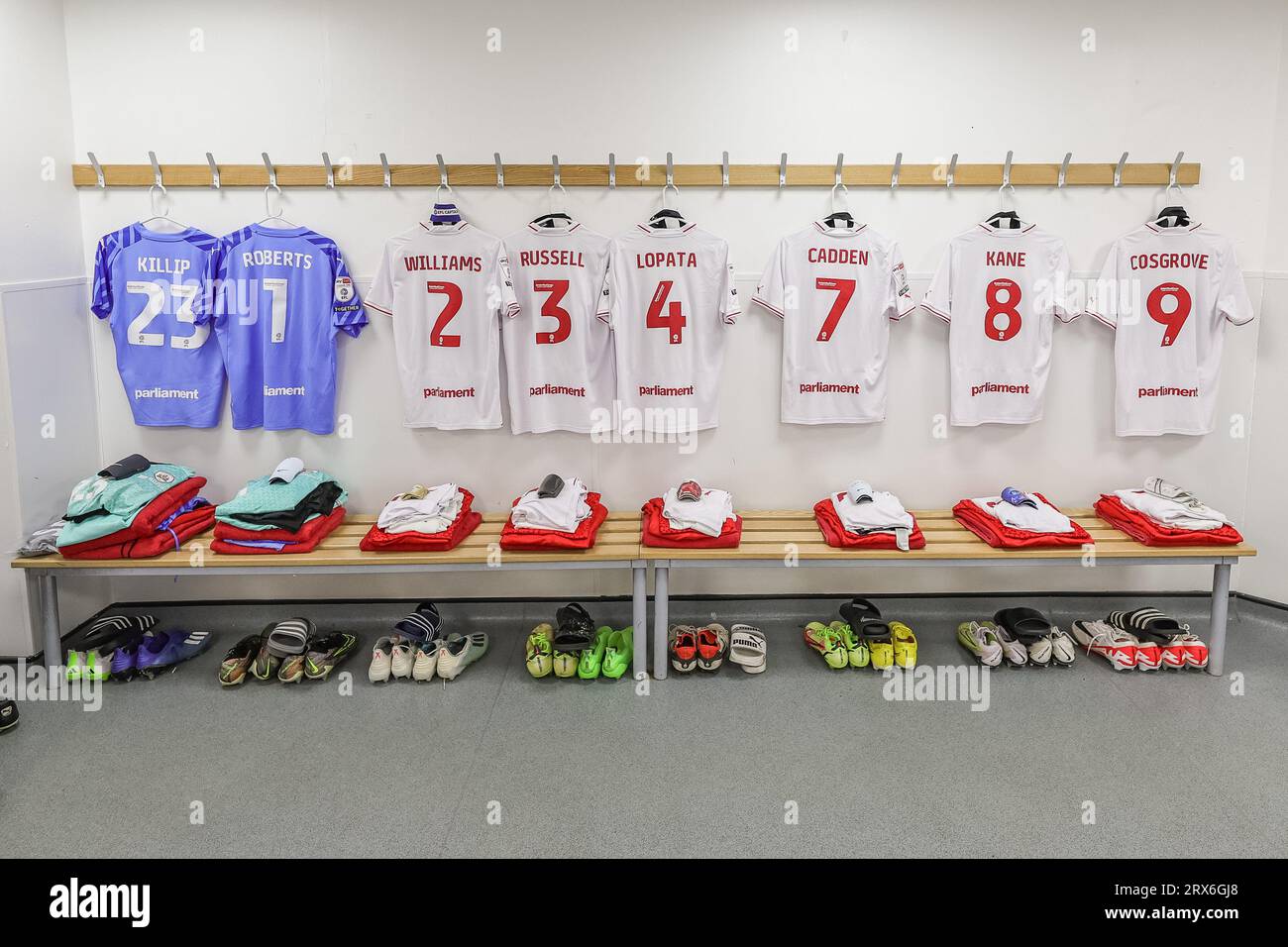 Maillots Barnsley FC extérieur accrochés dans le vestiaire lors du match Northampton Town vs Barnsley de la Sky Bet League 1 au Sixfields Stadium, Northampton, Royaume-Uni, le 23 septembre 2023 (photo de Mark Cosgrove/News Images) Banque D'Images