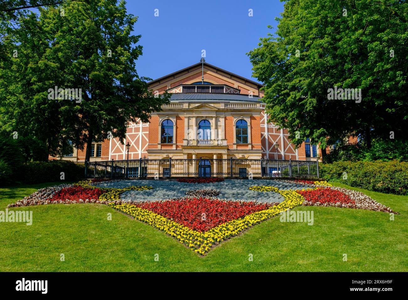 Allemagne, Bavière, Bayreuth, fleurs fleurissant dans le jardin du Théâtre du Festival de Bayreuth Banque D'Images